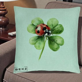 Perna Decorativa Buburuza Norocoasa pe Trifoi cu Patru Foi, 40x40 cm, Verde Menta, Husa Detasabila, Perna Inclusa, BEKZ®