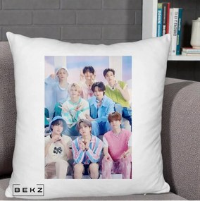Perna Personalizata K-Pop Grup Foto Pasteluri cu 8 Artisti, 40x40 cm, Alb Pufos, Husa Detasabila, Perna Inclusa, BEKZ®