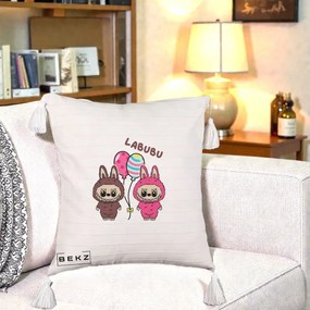Perna Personalizata Labubu Cuplu cu Baloane, 40x40 cm, Bej cu Franjuri, Husa Detasabila, Perna Inclusa, BEKZ®