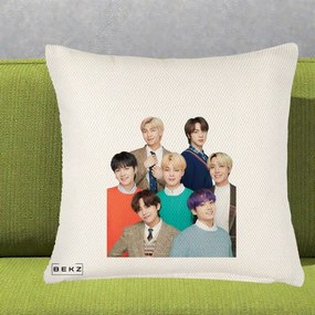 Perna Personalizata K-pop BTS Fotografie Grup Tinute Elegante, 40x40 cm, Crem Reliefat, Husa Detasabila, Perna Inclusa, BEKZ®