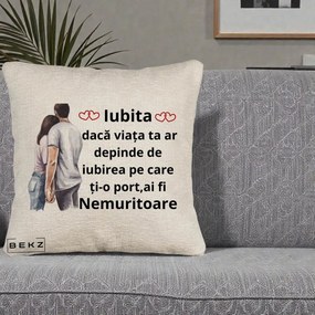 Cadou pentru Iubita - Perna Personalizata Iubita Nemuritoare cu Cuplu Acuarela Roz si Inimi, 40x40 cm, Bej Canapea, Husa Detasabila, Perna Inclusa, BEKZ®