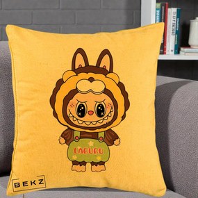 Perna Personalizata Labubu Leu Galben cu Salopeta, 40x40 cm, Galben, Husa Detasabila, Perna Inclusa, BEKZ®