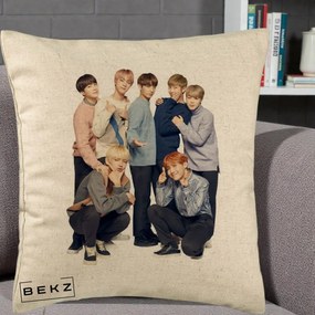 Perna Personalizata K-pop BTS Foto Grup In Picioare Tricoturi, 40x40 cm, Bej, Husa Detasabila, Perna Inclusa, BEKZ®