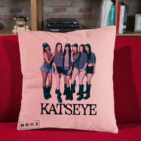 Perna Personalizata K-pop KATSEYE Grup Foto Tinute Gri, 40x40 cm, Roz, Husa Detasabila, Perna Inclusa, BEKZ®