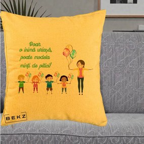 Cadou pentru Educatoare - Perna Personalizata Doar o Inima Uriasa poate Modela Minti de Pitici cu Educatoare si Baloane, 40x40 cm, Galben, Husa Detasabila, Perna Inclusa, BEKZ®