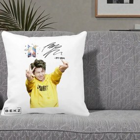 Perna Personalizata K-pop BTS RM Namjoon Hanorac Galben Autograf, 40x40 cm, Alba Mata, Husa Detasabila, Perna Inclusa, BEKZ®