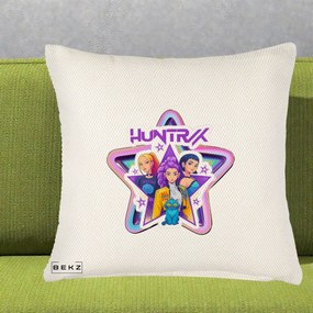 Perna Personalizata K-pop HUNTRX Trio Stea cu Pisica, 40x40 cm, Crem Reliefat, Husa Detasabila, Perna Inclusa, BEKZ®