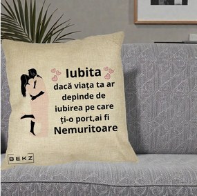 Cadou pentru Iubita - Perna Personalizata Iubita Nemuritoare cu Siluete de Cuplu, 40x40 cm, Crem, Husa Detasabila, Perna Inclusa, BEKZ®