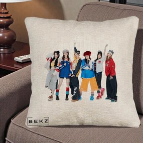 Perna Personalizata Grup K-pop Fete in Picioare Foto, 40x40 cm, Bej Canapea, Husa Detasabila, Perna Inclusa, BEKZ®