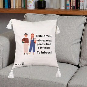 Cadou pentru Frate - Perna Personalizata Fratele Meu Te Iubesc Elevi Ilustratie Colorata, 40x40 cm, Bej cu Franjuri, Husa Detasabila, Perna Inclusa, BEKZ®