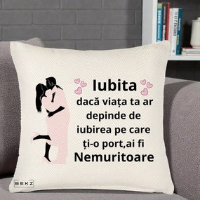 Cadou pentru Iubita - Perna Personalizata Iubita Nemuritoare cu Siluete de Cuplu, 40x40 cm, Crem Reliefat, Husa Detasabila, Perna Inclusa, BEKZ®