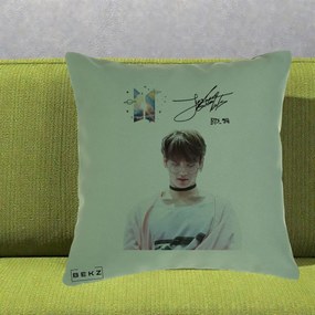 Perna Personalizata K-pop BTS Jungkook Portret cu Ochelari Autograf, 40x40 cm, Verde, Husa Detasabila, Perna Inclusa, BEKZ®