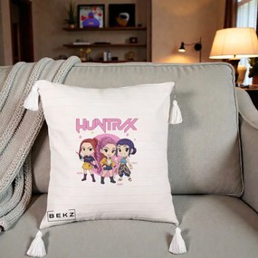 Perna Personalizata K-pop HUNTRX Trio Chibi cu Arme, 40x40 cm, Bej cu Franjuri, Husa Detasabila, Perna Inclusa, BEKZ®