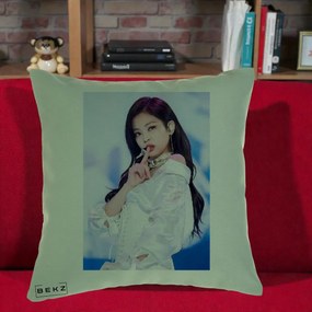 Perna Personalizata K-pop BLACKPINK Jennie Concert Alb cu Microfon, 40x40 cm, Verde, Husa Detasabila, Perna Inclusa, BEKZ®