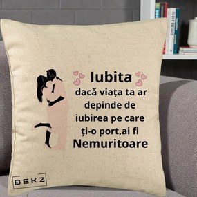 Cadou pentru Iubita - Perna Personalizata Iubita Nemuritoare cu Siluete de Cuplu, 40x40 cm, Bej, Husa Detasabila, Perna Inclusa, BEKZ®