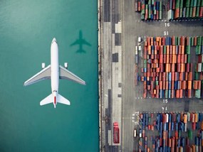 Ilustrație Airplane flying over container port, Orbon Alija