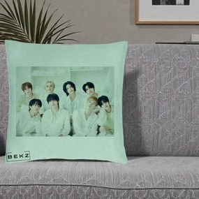 Perna Personalizata K-pop Stray Kids Foto Grup Alb All-White cu 8 Membrii, 40x40 cm, Verde Menta, Husa Detasabila, Perna Inclusa, BEKZ®