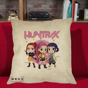 Perna Personalizata K-pop HUNTRX Trio Chibi cu Arme, 40x40 cm, Crem, Husa Detasabila, Perna Inclusa, BEKZ®