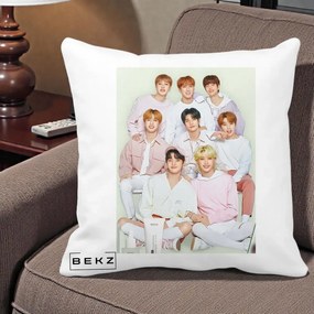 Perna Personalizata K-pop Stray Kids Foto Grup Pastel Roz-Alb cu 8 Membrii, 40x40 cm, Alba Mata, Husa Detasabila, Perna Inclusa, BEKZ®