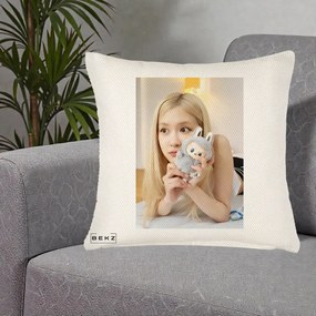Perna Personalizata K-pop BLACKPINK Rose cu Papusa Iepure, 40x40 cm, Crem Reliefat, Husa Detasabila, Perna Inclusa, BEKZ®