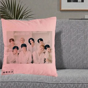 Perna Personalizata K-pop Stray Kids Foto Grup Alb All-White cu 8 Membrii, 40x40 cm, Roz, Husa Detasabila, Perna Inclusa, BEKZ®