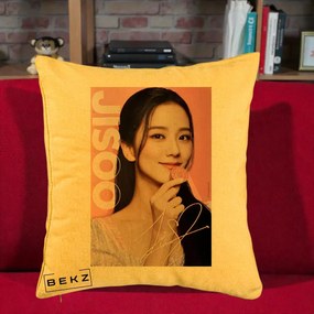 Perna Personalizata K-pop BLACKPINK Jisoo cu Semnatura si Fond Roz, 40x40 cm, Galben, Husa Detasabila, Perna Inclusa, BEKZ®