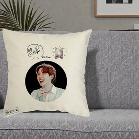 Perna Personalizata K-pop BTS J-Hope Portret cu Autograf, 40x40 cm, Ecru, Husa Detasabila, Perna Inclusa, BEKZ®