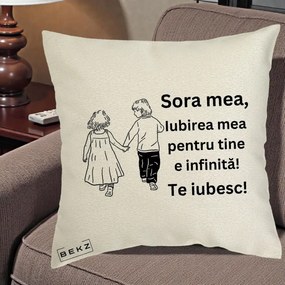Cadou pentru Sora - Perna Personalizata Sora Mea Te Iubesc Copii Tinand Maini din Spate, 40x40 cm, Ecru, Husa Detasabila, Perna Inclusa, BEKZ®