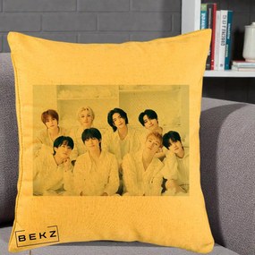 Perna Personalizata K-pop Stray Kids Foto Grup Alb All-White cu 8 Membrii, 40x40 cm, Galben, Husa Detasabila, Perna Inclusa, BEKZ®
