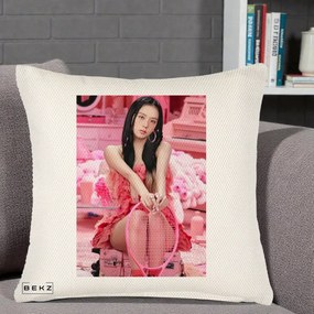 Perna Personalizata K-pop BLACKPINK Jisoo Pink Room, 40x40 cm, Crem Reliefat, Husa Detasabila, Perna Inclusa, BEKZ®