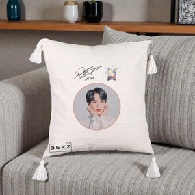 Perna Personalizata K-pop BTS Jin Portret cu Autograf, 40x40 cm, Bej cu Franjuri, Husa Detasabila, Perna Inclusa, BEKZ®
