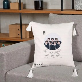 Perna Personalizata K-pop BTS Fotografie Grup Costum Negru si Autografe Cerc, 40x40 cm, Bej cu Franjuri, Husa Detasabila, Perna Inclusa, BEKZ®