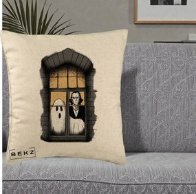 Perna Decorativa Halloween Fantoma si Dracula la Fereastra, 40x40 cm, Bej, Husa Detasabila, Perna Inclusa, BEKZ®