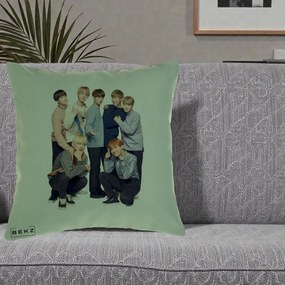 Perna Personalizata K-pop BTS Foto Grup In Picioare Tricoturi, 40x40 cm, Verde, Husa Detasabila, Perna Inclusa, BEKZ®