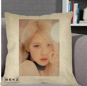 Perna Personalizata K-pop BLACKPINK Rose Blond cu Inel Roz Pastel, 40x40 cm, Crem, Husa Detasabila, Perna Inclusa, BEKZ®