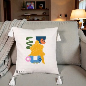 Perna Decorativa Femeie Relaxata Abstract, 40x40 cm, Bej cu Franjuri, Husa Detasabila, Perna Inclusa, BEKZ®
