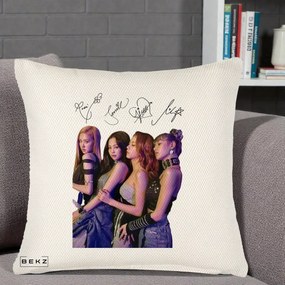 Perna Personalizata K-pop BLACKPINK Fotografie Grup Autografe Deasupra, 40x40 cm, Crem Reliefat, Husa Detasabila, Perna Inclusa, BEKZ®
