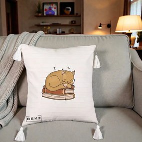 Perna Decorativa Pisica Adormita pe Carti, 40x40 cm, Bej cu Franjuri, Husa Detasabila, Perna Inclusa, BEKZ®