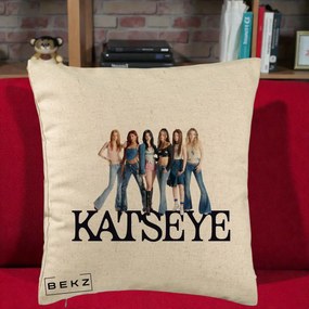 Perna Personalizata K-pop KATSEYE Foto Grup Blugi, 40x40 cm, Bej, Husa Detasabila, Perna Inclusa, BEKZ®