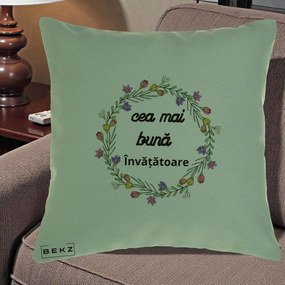 Cadou pentru Invatatoare - Perna Personalizata Cea mai Buna Invatatore cu Coronita Florala Colorata, 40x40 cm, Verde, Husa Detasabila, Perna Inclusa, BEKZ®