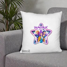 Perna Personalizata K-pop HUNTRX Trio Stea cu Pisica, 40x40 cm, Alb Pufos, Husa Detasabila, Perna Inclusa, BEKZ®