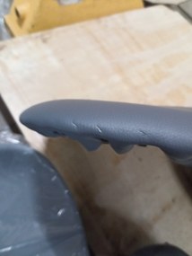 OFERTA Scaun gri inchis BALI MARK cu picioare negre, clasa II calitate.