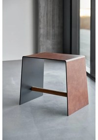 Scaun maro coniac din metal Bull – LIND DNA