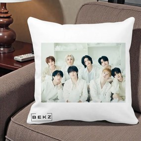 Perna Personalizata K-pop Stray Kids Foto Grup Alb All-White cu 8 Membrii, 40x40 cm, Alba Mata, Husa Detasabila, Perna Inclusa, BEKZ®