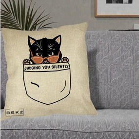 Perna Decorativa Judging You Silently Pisica Buzunar, 40x40 cm, Crem, Husa Detasabila, Perna Inclusa, BEKZ®