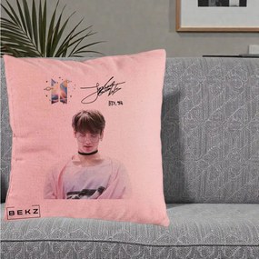 Perna Personalizata K-pop BTS Jungkook Portret cu Ochelari Autograf, 40x40 cm, Roz, Husa Detasabila, Perna Inclusa, BEKZ®