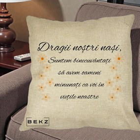 Cadou pentru Nasi - Perna Personalizata Dragii Nostri Nasi Suntem Binecuvantati cu Floricele, 40x40 cm, Crem, Husa Detasabila, Perna Inclusa, BEKZ®