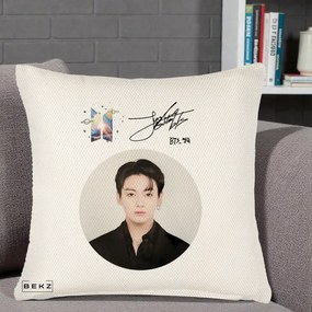 Perna Personalizata K-pop BTS Jungkook Portret cu Autograf, 40x40 cm, Crem Reliefat, Husa Detasabila, Perna Inclusa, BEKZ®