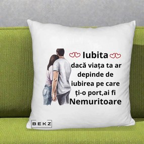 Cadou pentru Iubita - Perna Personalizata Iubita Nemuritoare cu Cuplu Acuarela Roz si Inimi, 40x40 cm, Alb Pufos, Husa Detasabila, Perna Inclusa, BEKZ®