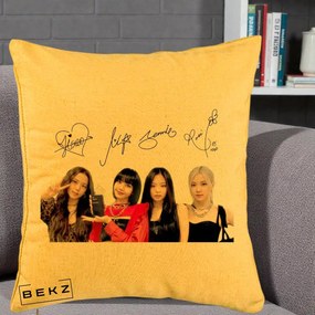 Perna Personalizata K-pop BLACKPINK Semnaturi, 40x40 cm, Galben, Husa Detasabila, Perna Inclusa, BEKZ®